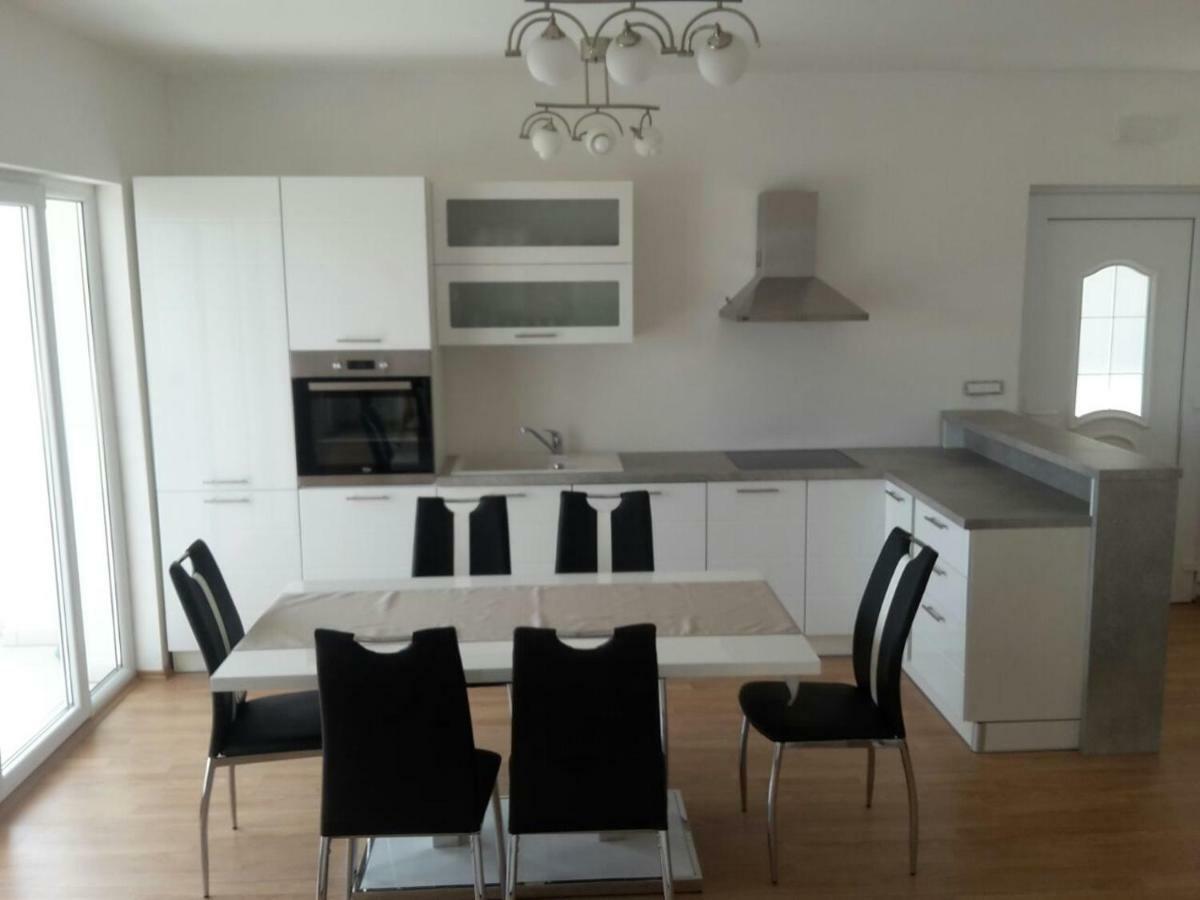 Apartament Apartman Mira- Omiš Zewnętrze zdjęcie